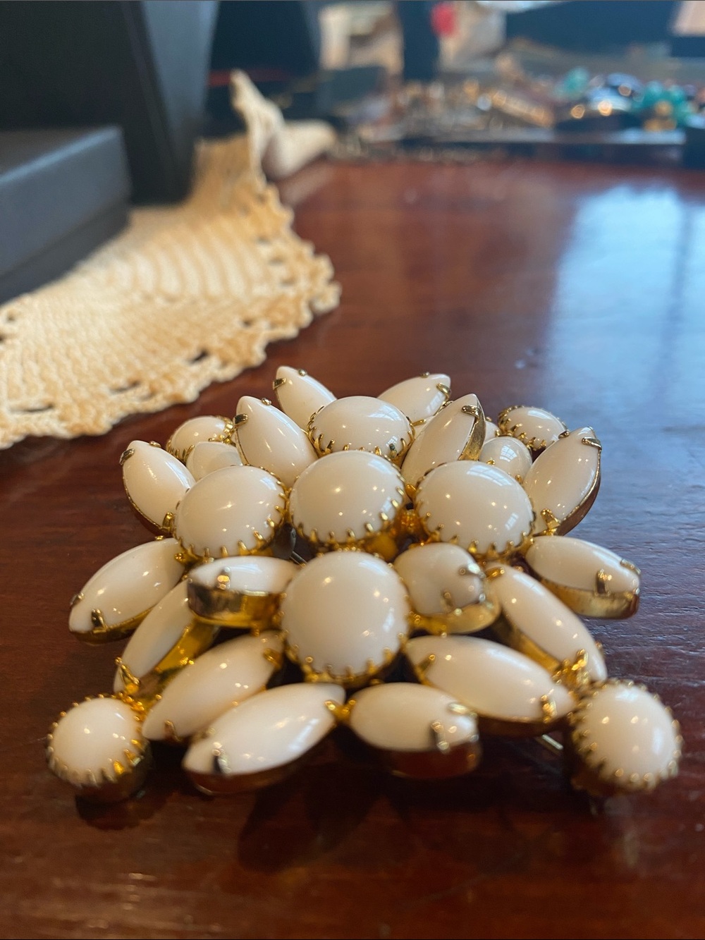 Juliana Ref. No. 7365 Gold Tone-Trim White Milk Glass Cluster Flower Brooch - Picture 4 of 7